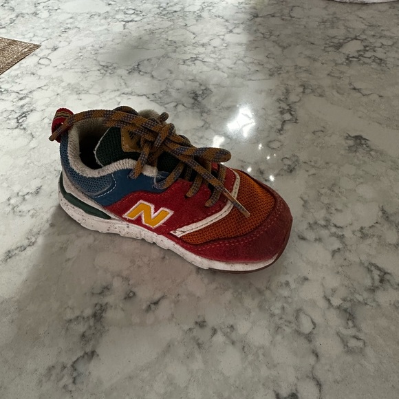 Toddler New Balance running shoes size 6 us. - Picture 3 of 4